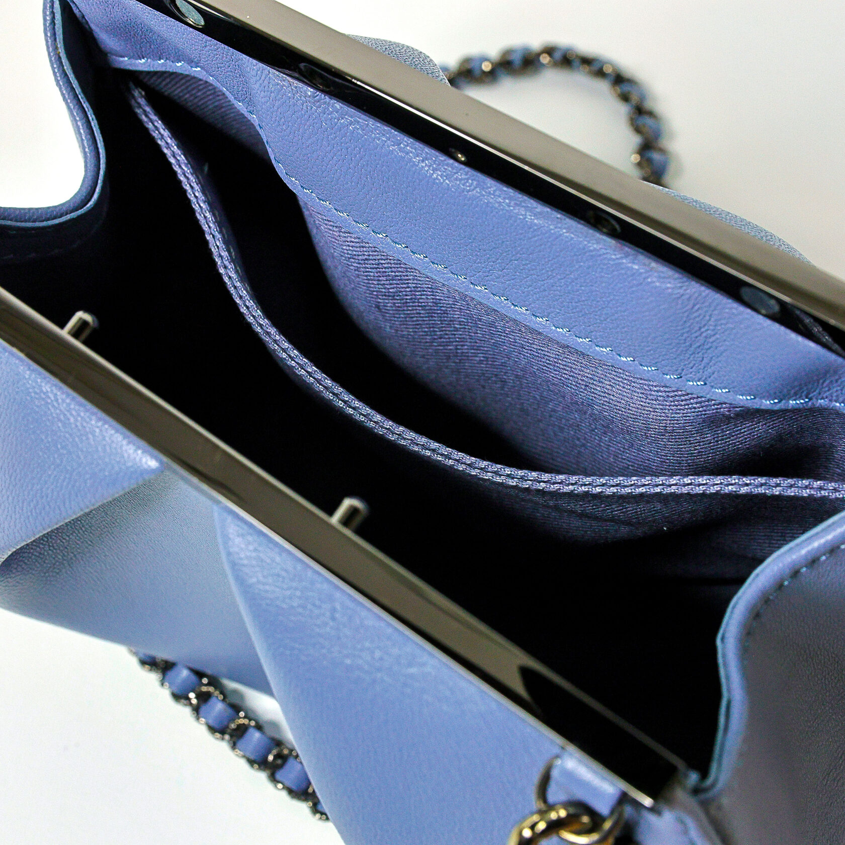  каркасный клатч Drop на магнитном фермуаре серо-голубого цвета из натуральной кожи премиум качества