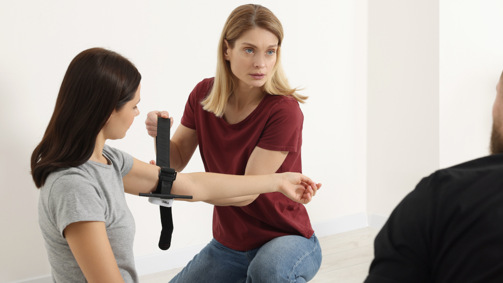 Как наложить жгут при артериальном кровотечении зимой