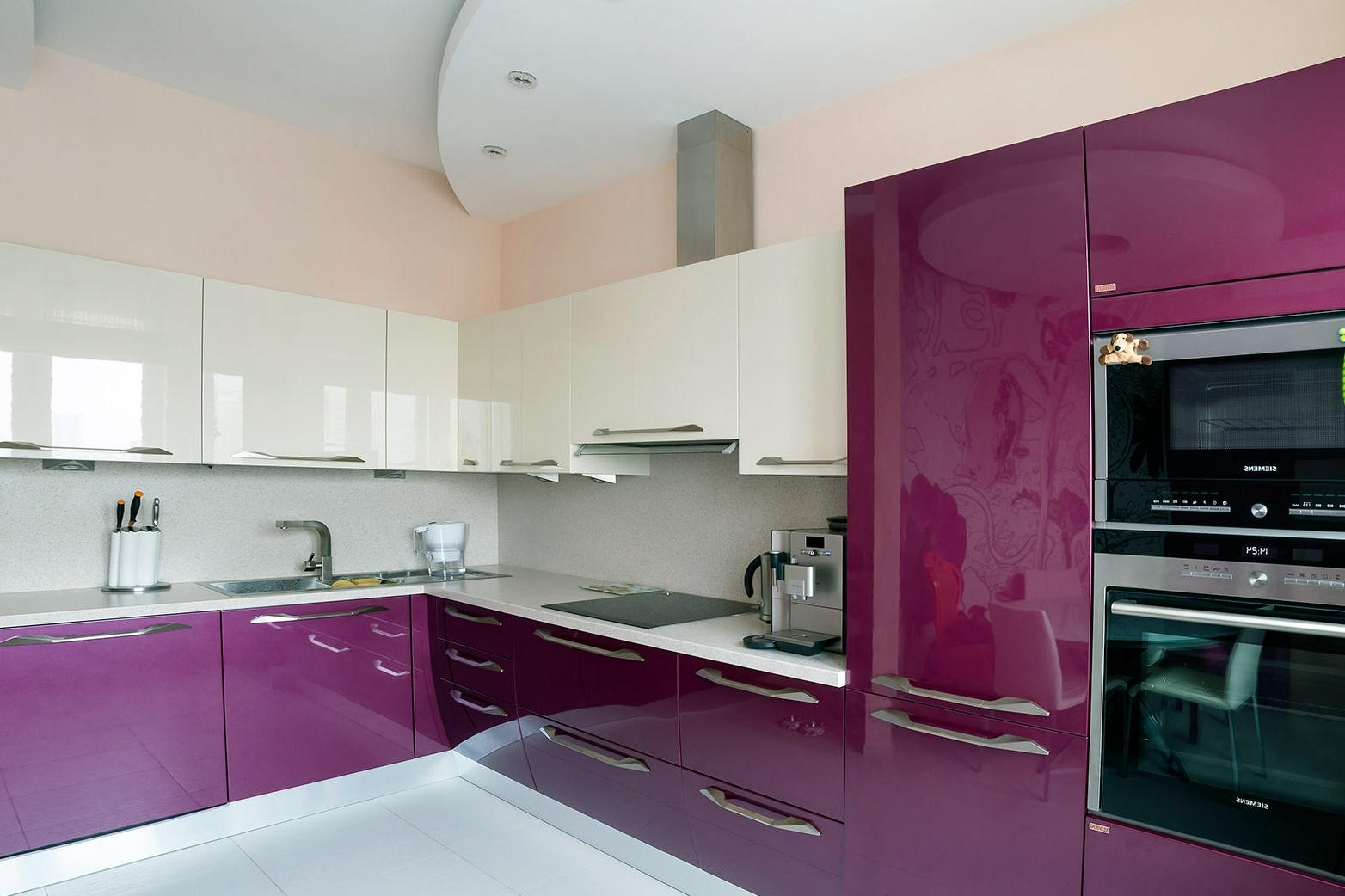 Глянцевый оттенок. Кухня в фиолетовом цвете. Кухни цветные глянцевые. Кухня в сиреневом цвете. Фиолетовая глянцевая кухня.