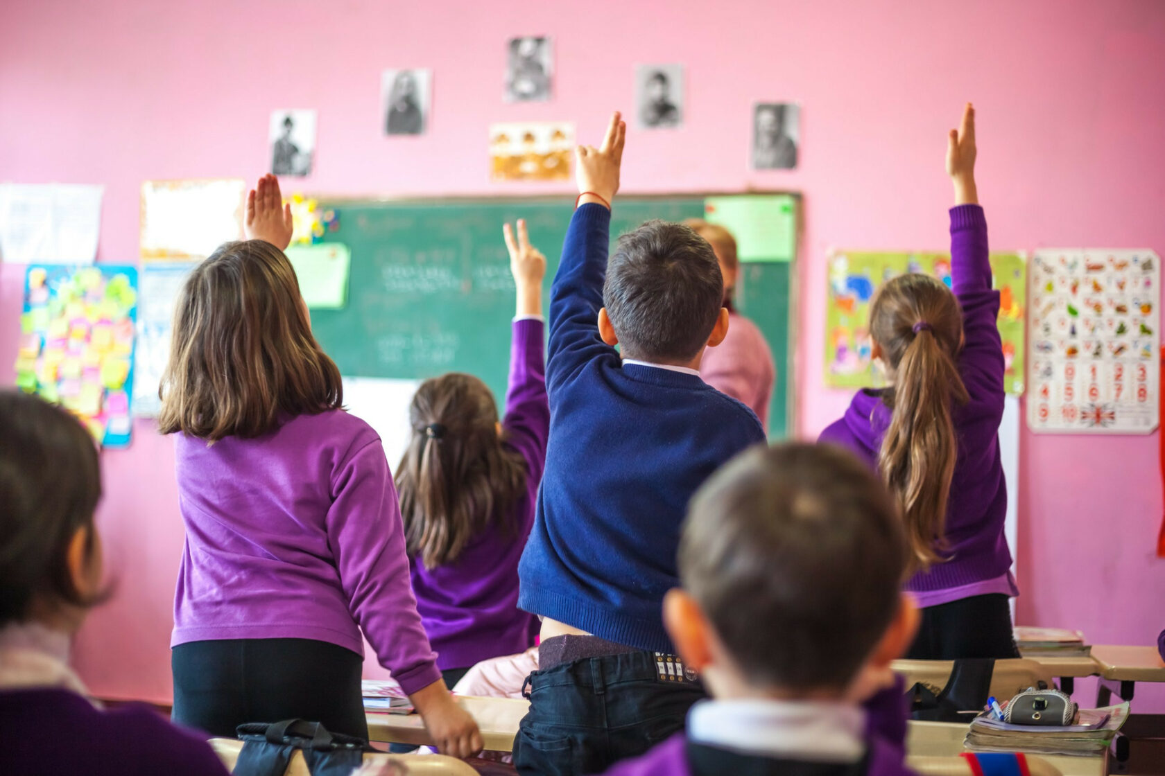 School teachers 5. Радостные дети в школе. Активный ученик. Очень классное занятие. Дети хлопают в школе.