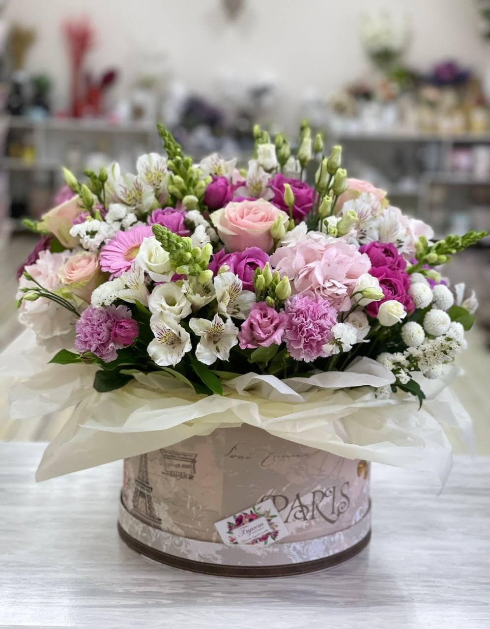 Цветы в шляпной коробке, букет цветов с доставкой в Нижнем Новгороде, композиция из цветов в подарок