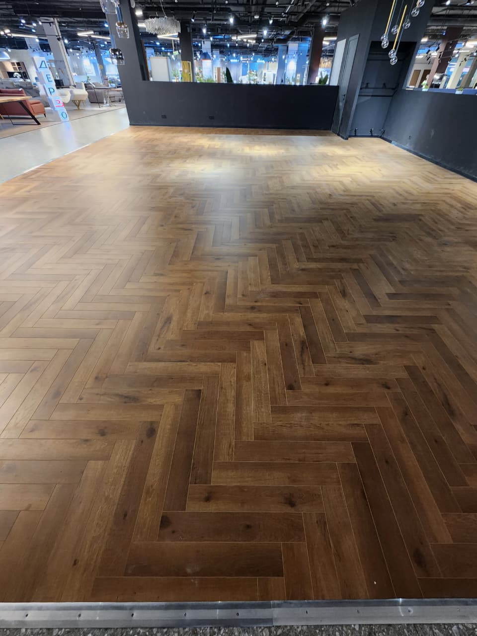 Фактура дуба Помона в коллекции Norland Herringbone Elegant выглядит максимально естественно. Матовое покрытие делает пол практичным и устойчивым к нагрузкам — идеальное решение для коммерческих помещений.