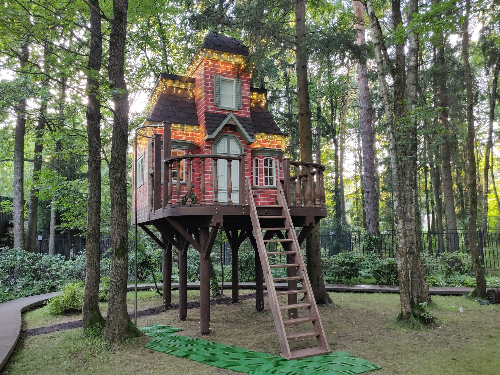 Игровые домики на дереве премиального уровня | Treehouse in Russia from  GnezDom