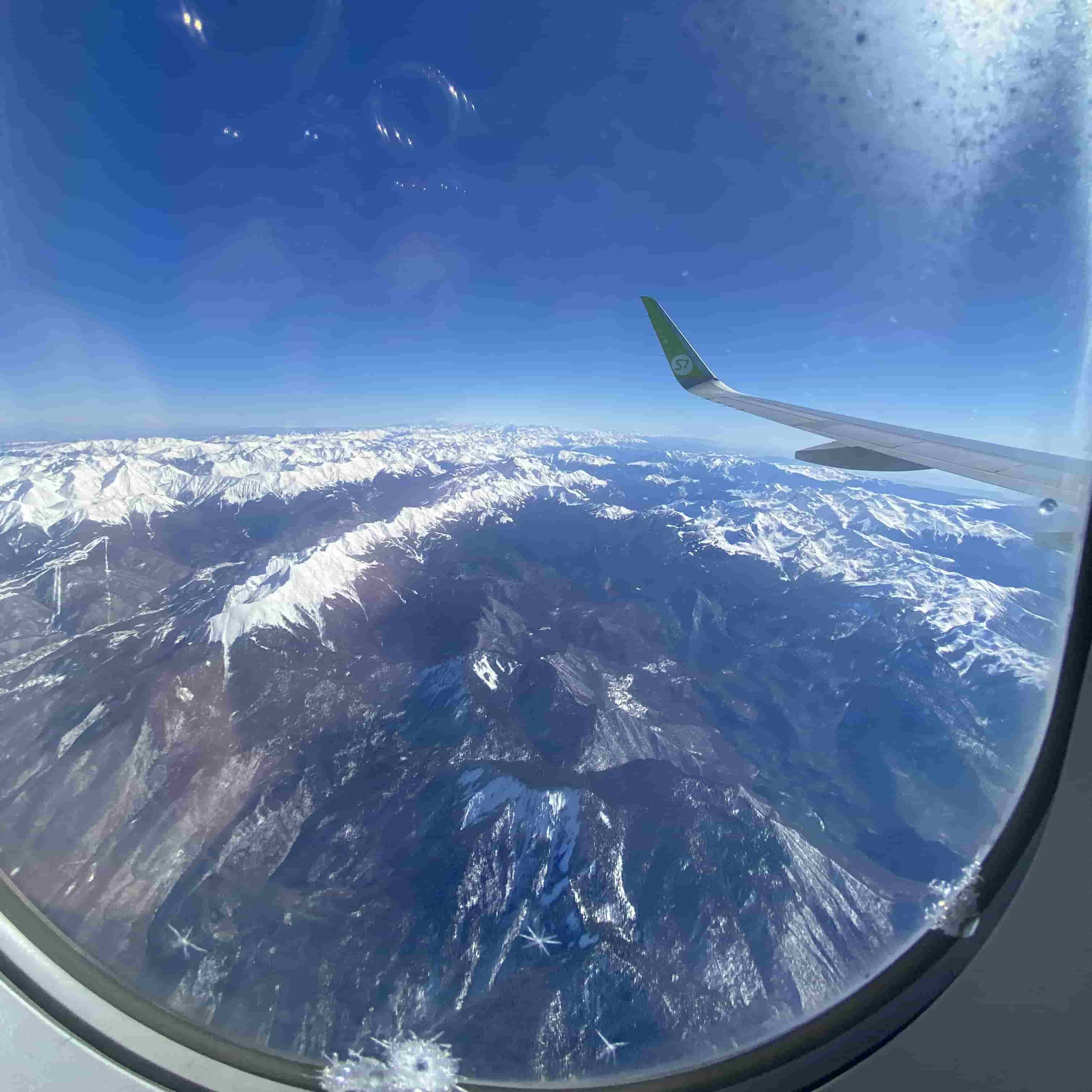 Вид из окна самолета на горы Сочи