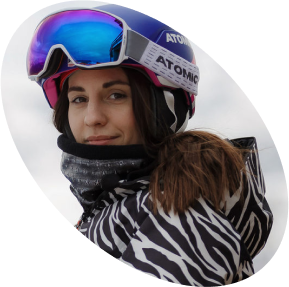 Основатель школы Discoride мастер спорта по горным лыжам Лиза Манькова в шлеме и фирменном баффе