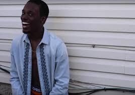 Кадр из вирусного видео: мужчина поёт с улыбкой фразу «Why you always lying?» — шутливый мем о лжи и преувеличениях