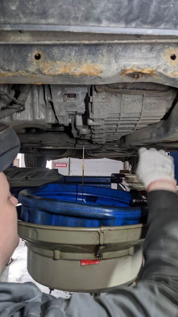 Слив масла через контрольный стакан