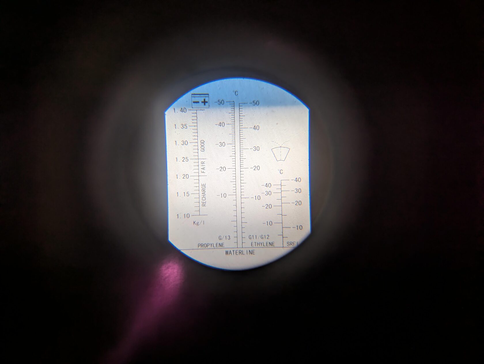 Перед началом работ проверяем рефрактометром состояние антифриза