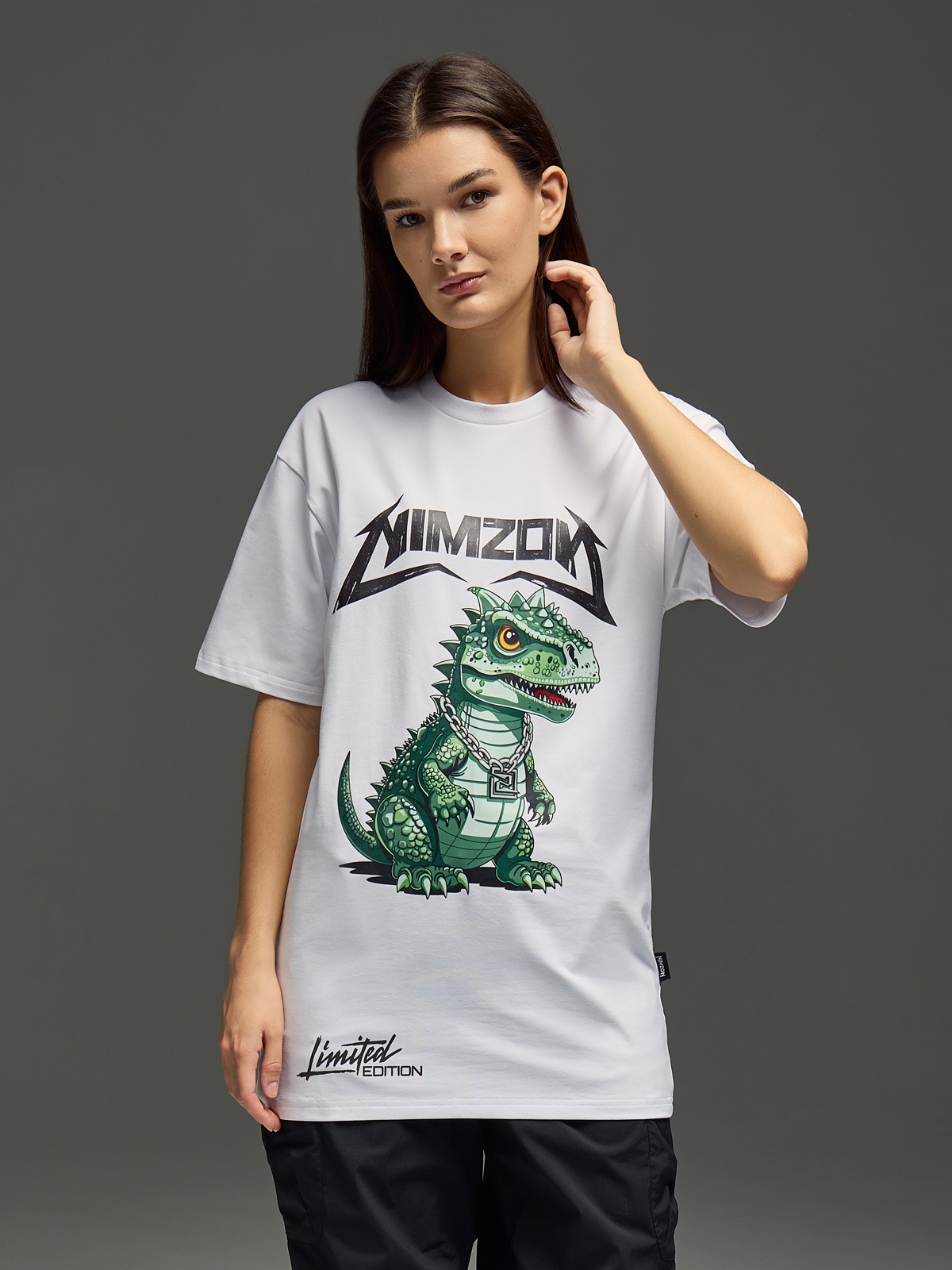 девушка в белой футболке с принтом на сером фоне