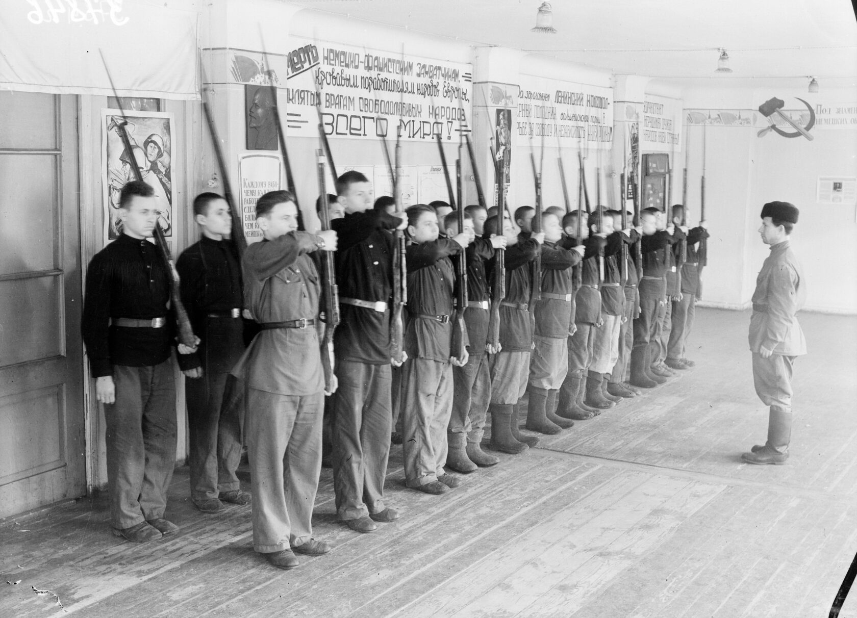 Обучение военному делу. Ремесленное училище № 3, г. Свердловск. [1943–1944 гг.] 