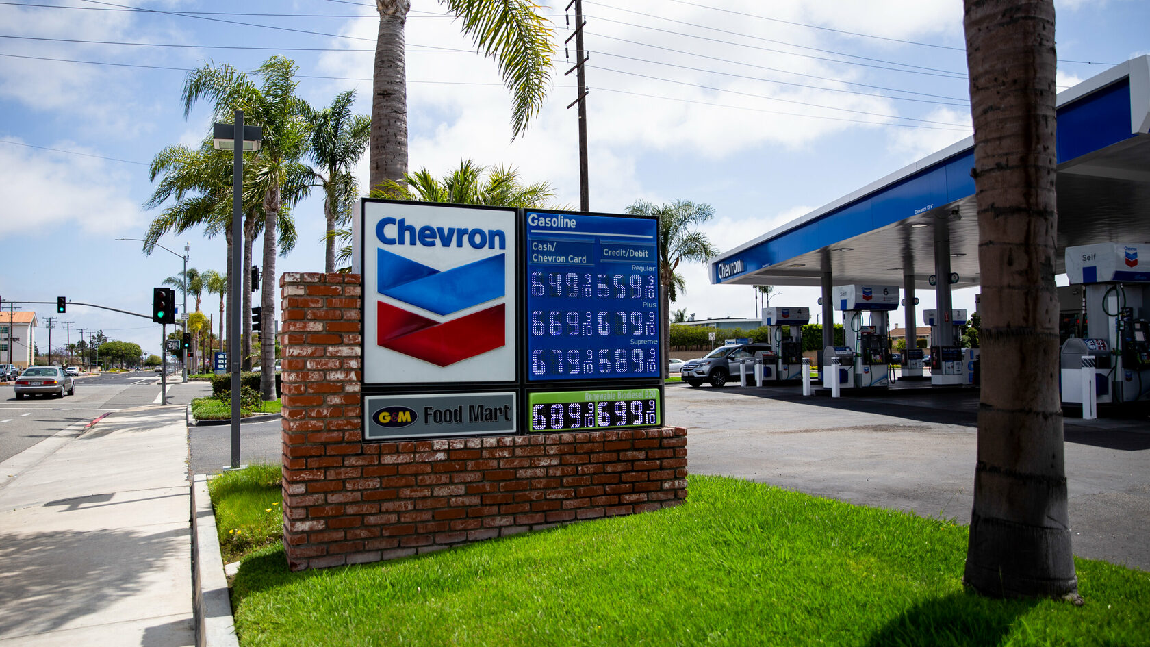 В Калифорнии снижаются цены на бензин