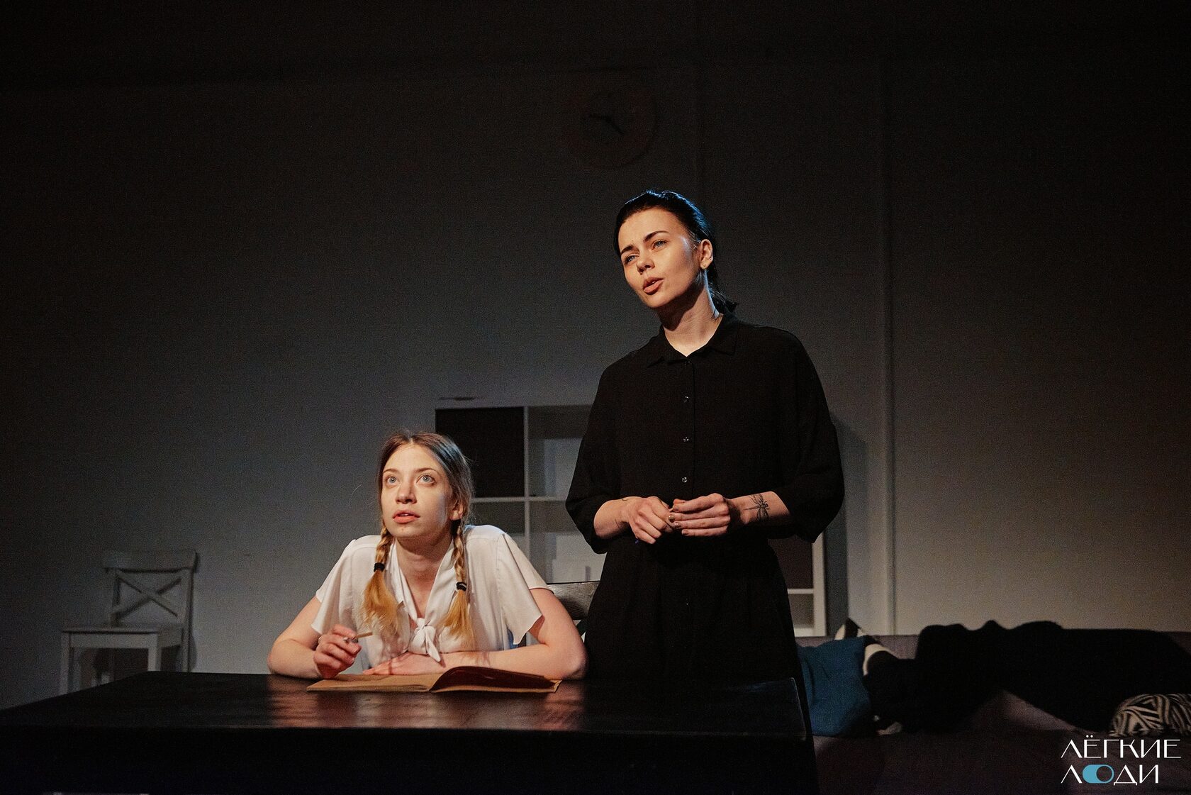 Orqa tomondan tik turgan oriq porno