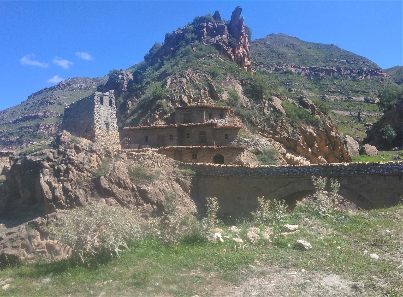 Аул кратко. Родник в горах Дагестана фото. Визитки туры в горах Дагестана.