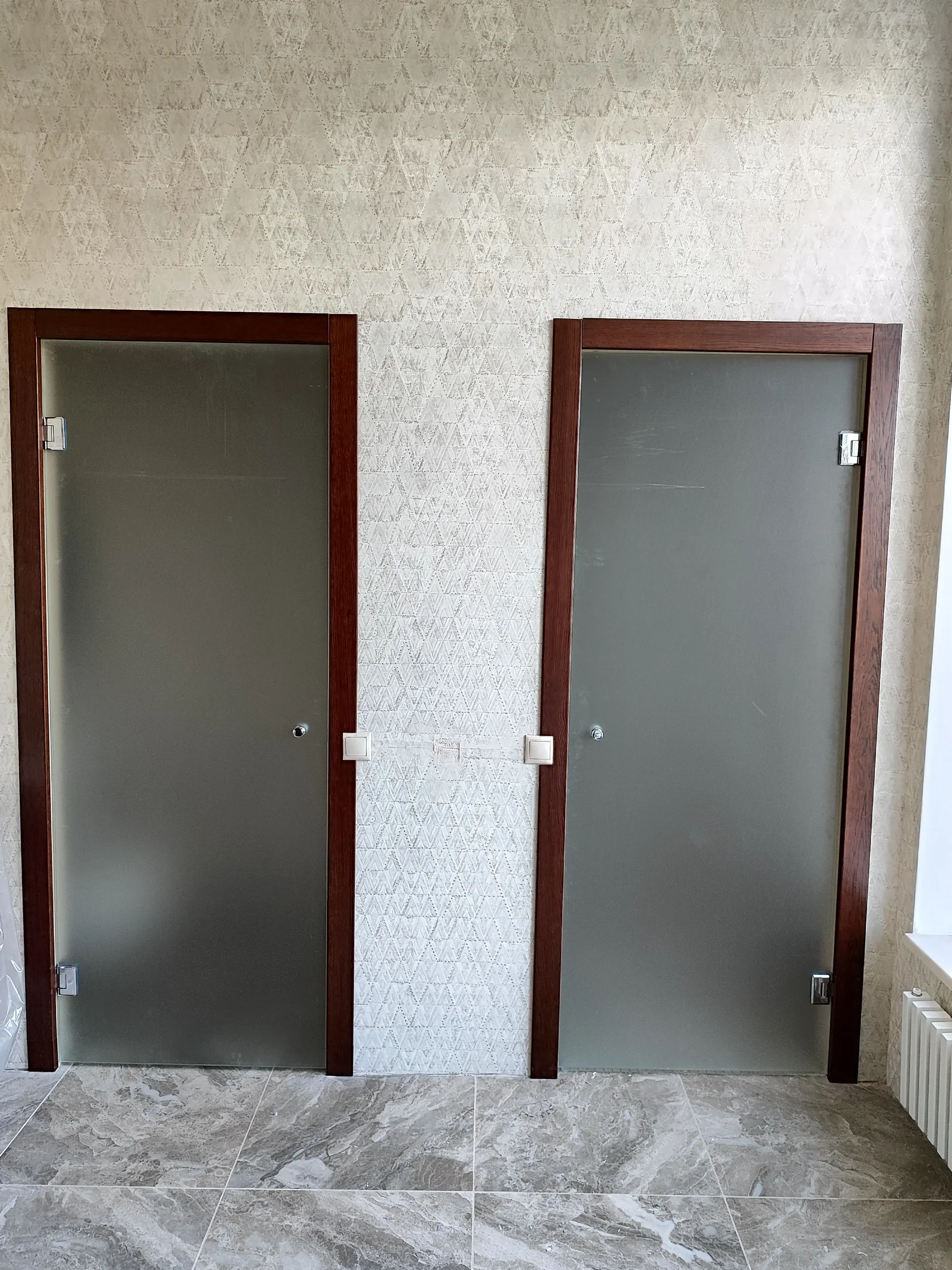 Душевая стеклянная перегородка простая на петлях из матового графитового стекла в виде дверей ВСЕСТЕКЛО