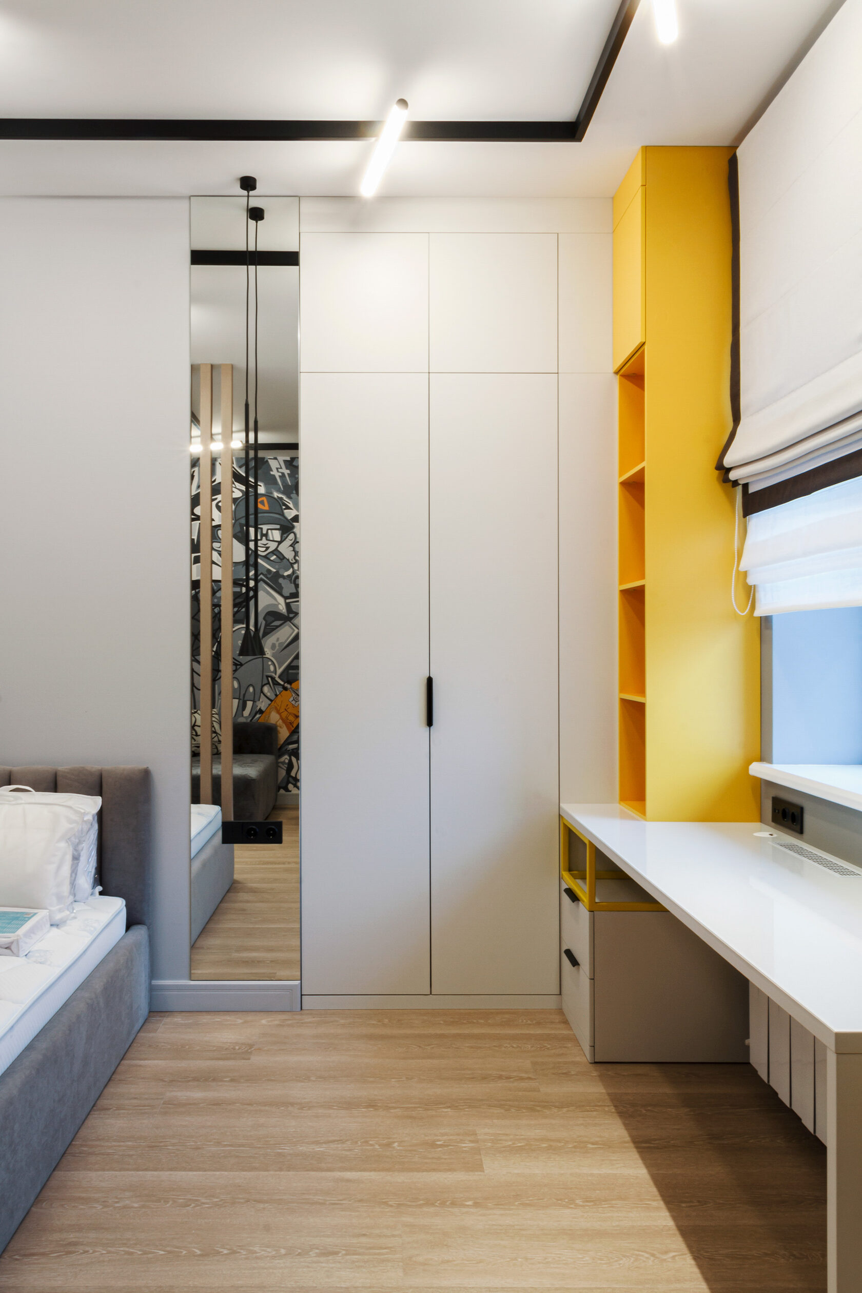 Безопасная встроенная мебель для детской комнаты с яркими акцентами