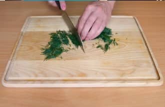 Приготовление рулета из лаваша с крабовыми палочками: шаг 5