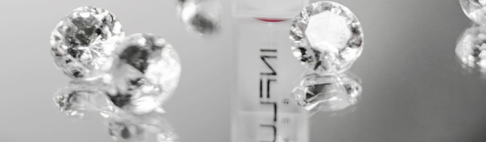 Фотосъемка кольца и браслета Swarovski с использованием студийного освещения и реквизита для создания стильного образа.