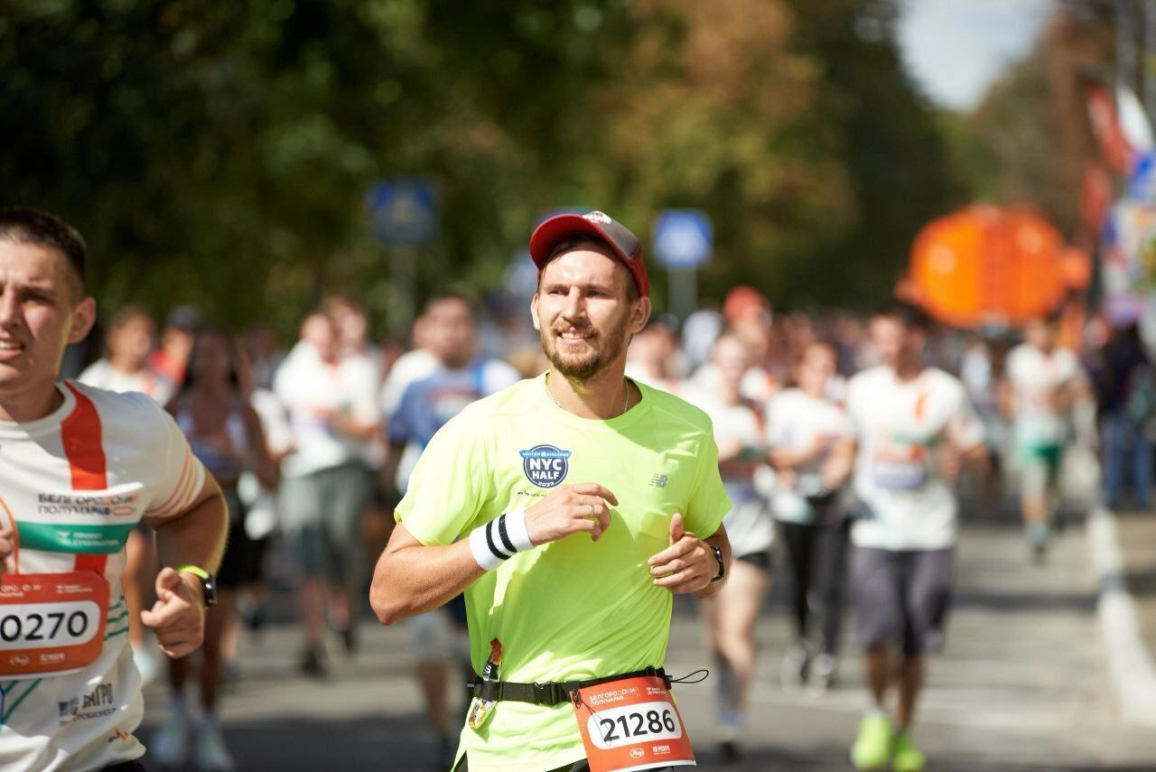 Тренер по бегу велотрек. Лучший тренер по бегу. Тренер с секундомером. Тренировка бег. Т-30 марафон.
