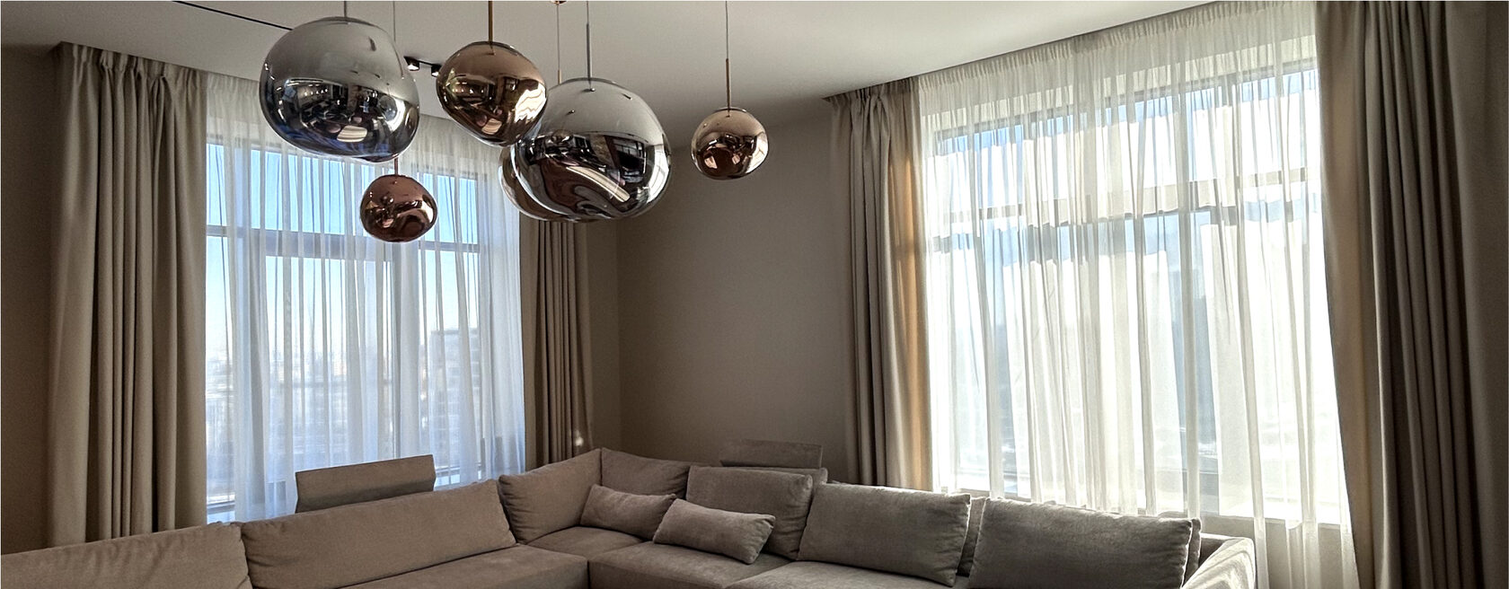 Бежевые портьеры и тюль в гостиной