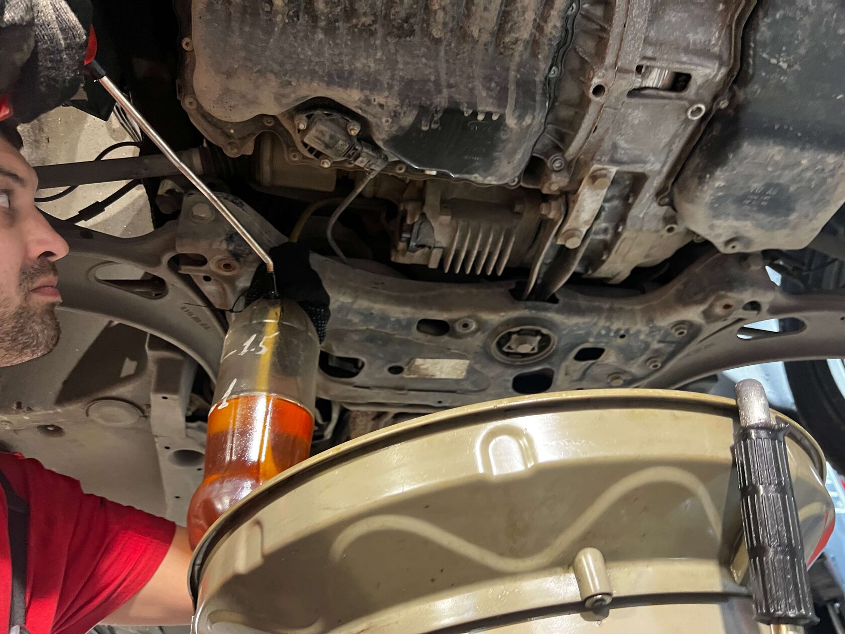 Заправляем новым маслом передний редуктор