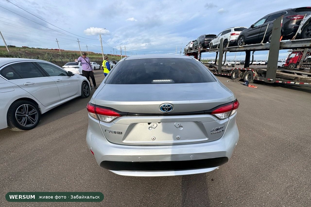 Toyota Levin 混合动力版：蓝色标志和 Levin HYBRID 字样