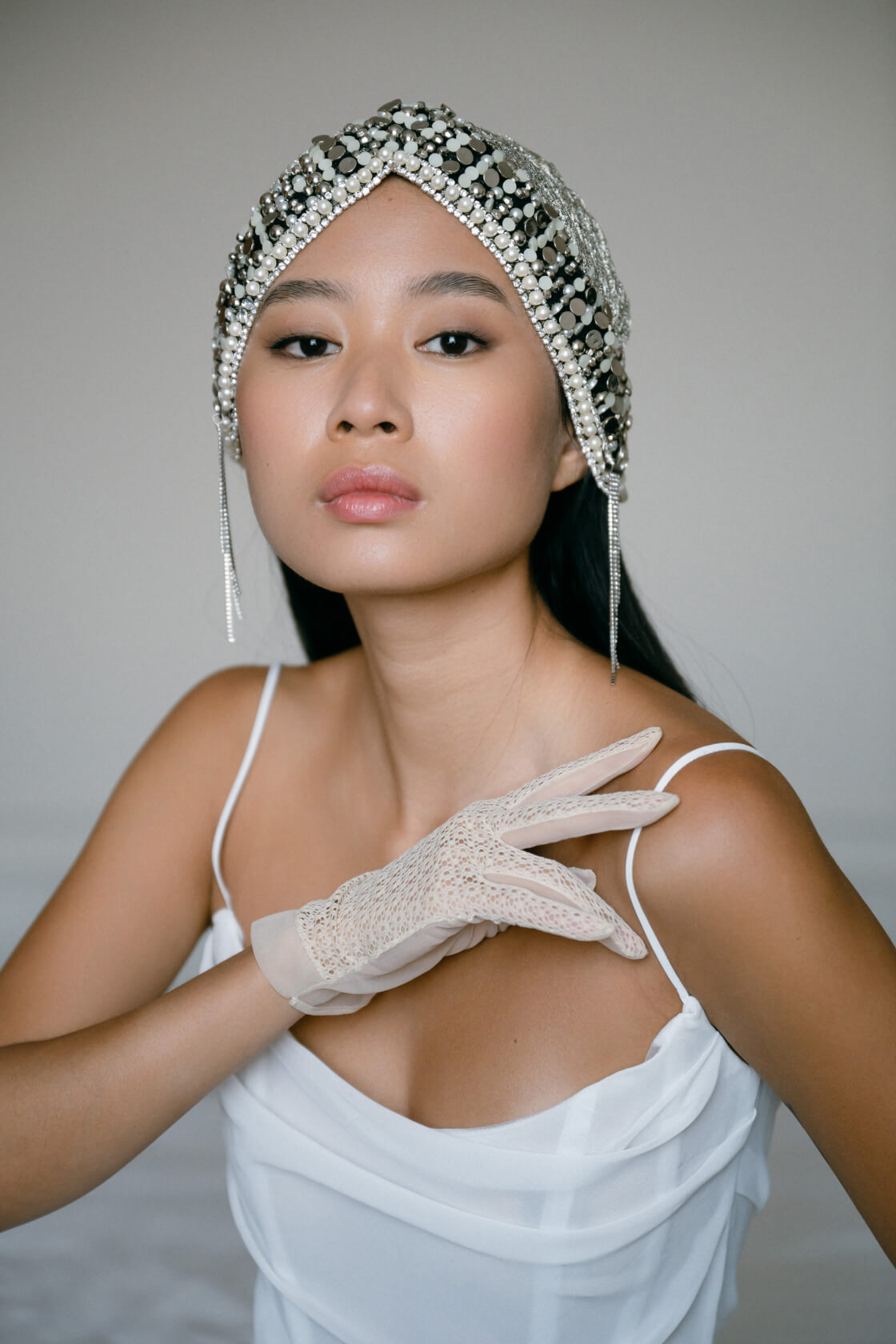 Свадебный естественный макияж с необычным украшением в волосах