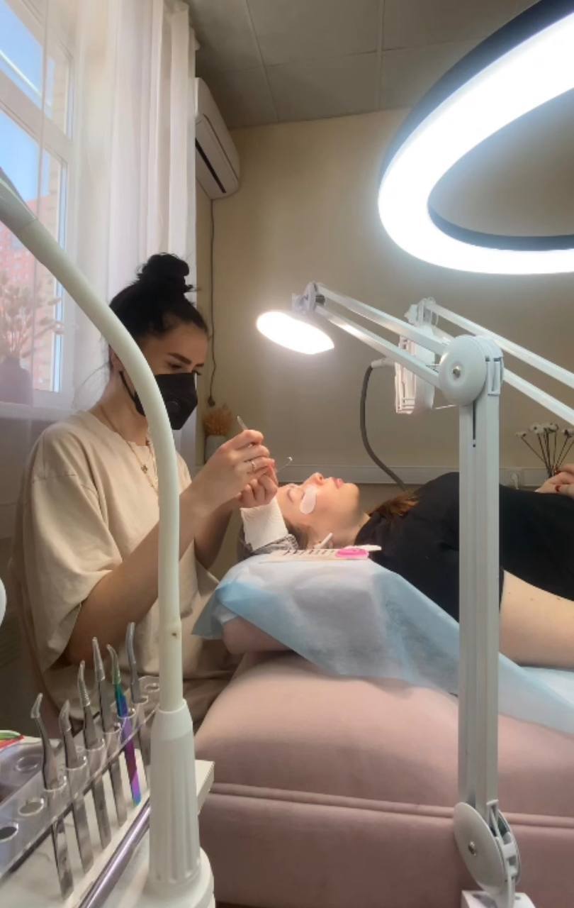 Мастер наращивания ресниц