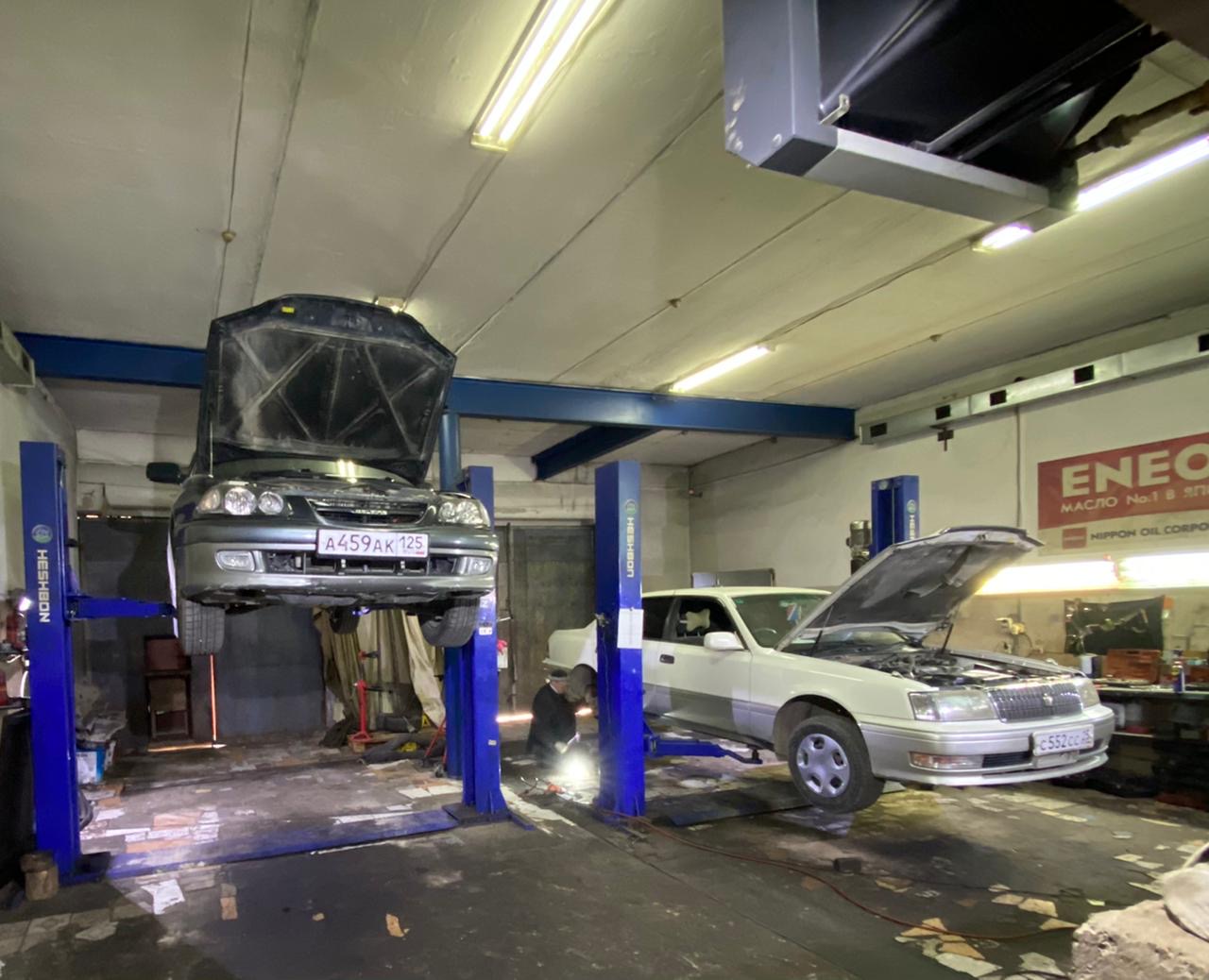 Автомобили на подъёмниках в раннем автосервисе Юрия