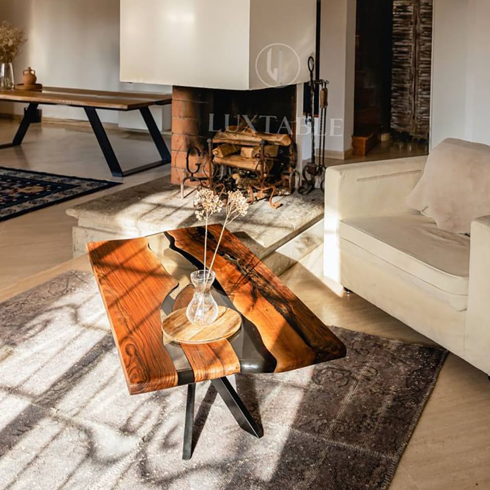 Epoxidharz Tische Alagoas aus europäischem Nussbaum und hellblauem Epoxidharz mit Metallic Effekt