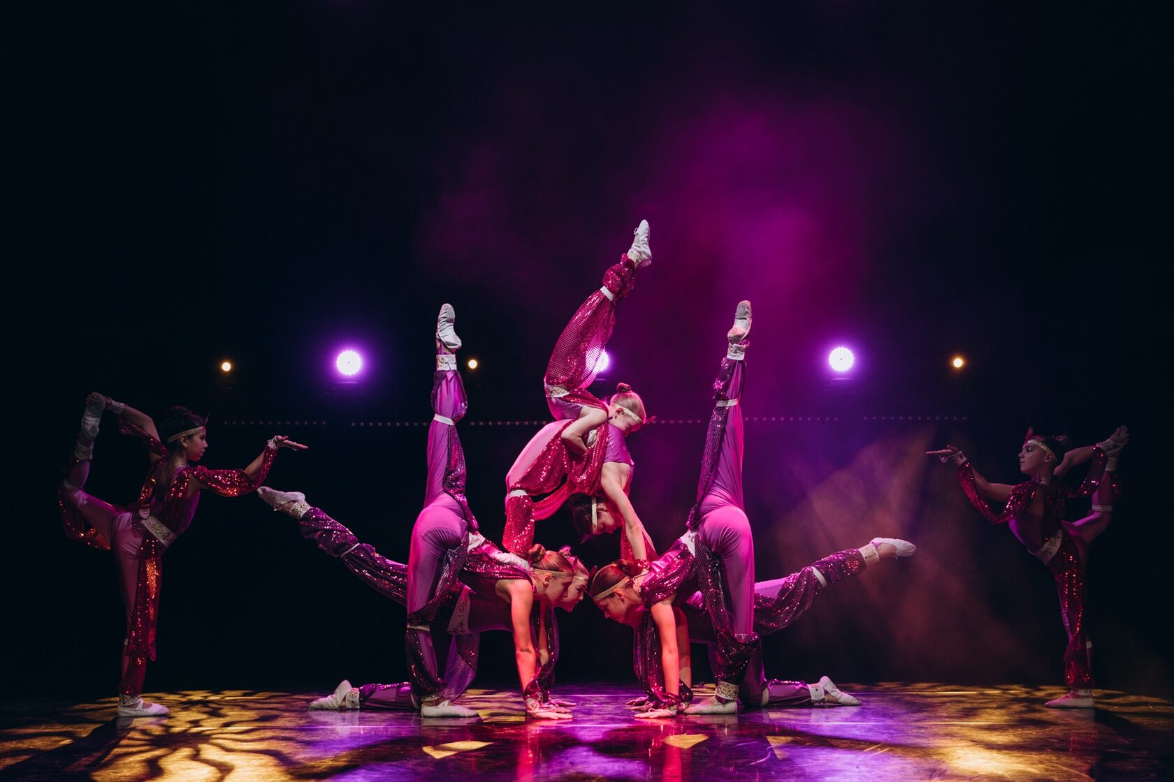 Выступление студии циркового искусства «Каскад»
