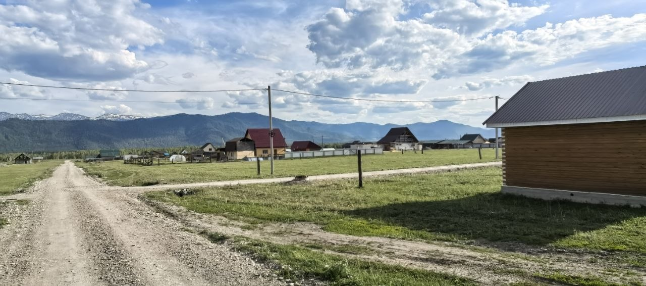 Грунтовая дорога и жилая застройка в общей локации Усть-Коксы