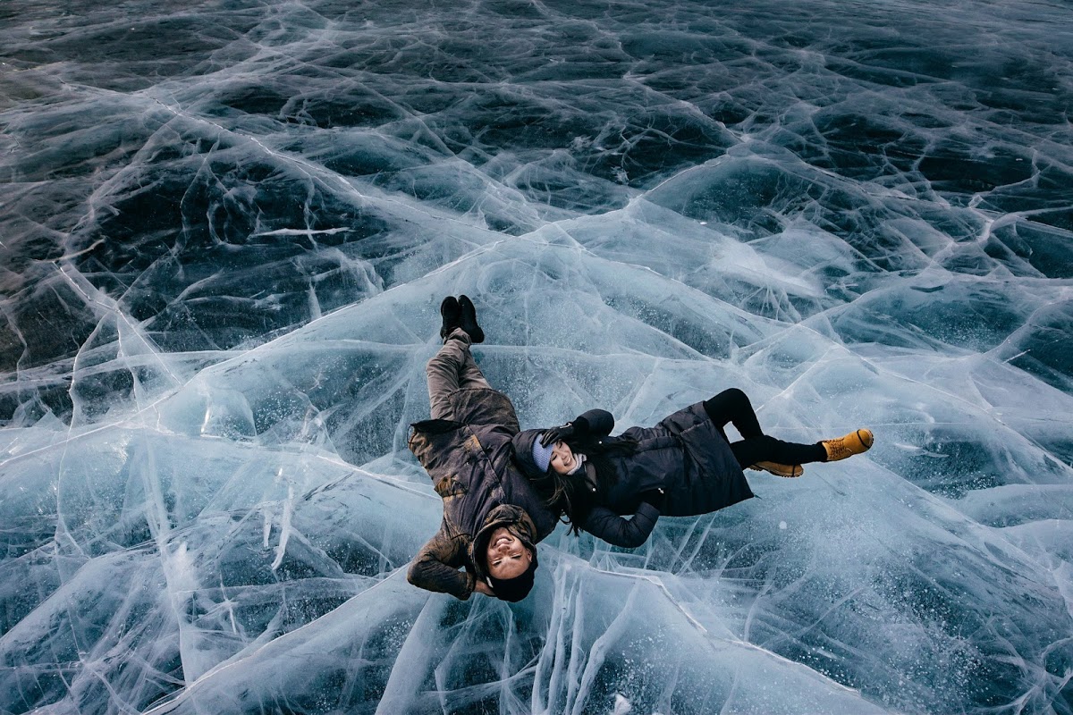 Озеро сердце на Байкале и девушка