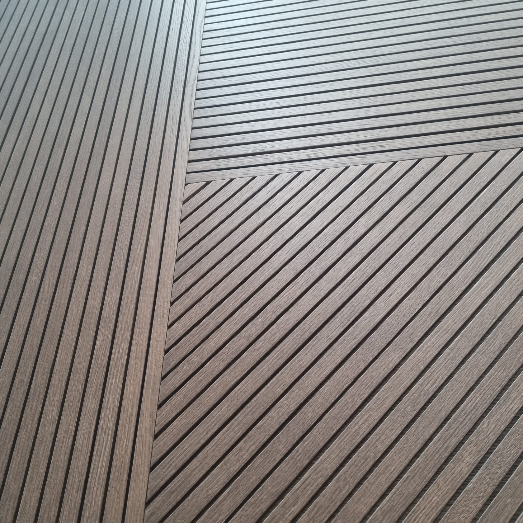 Элегантные реечные панели из шпона дуба, подчеркивающие природную красоту древесины и гармонично вписывающиеся в современный интерьер.