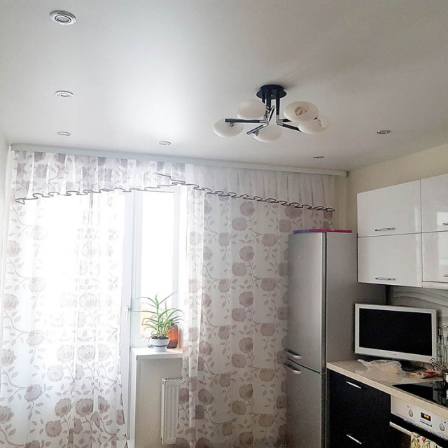 Матовый потолок в гостиной