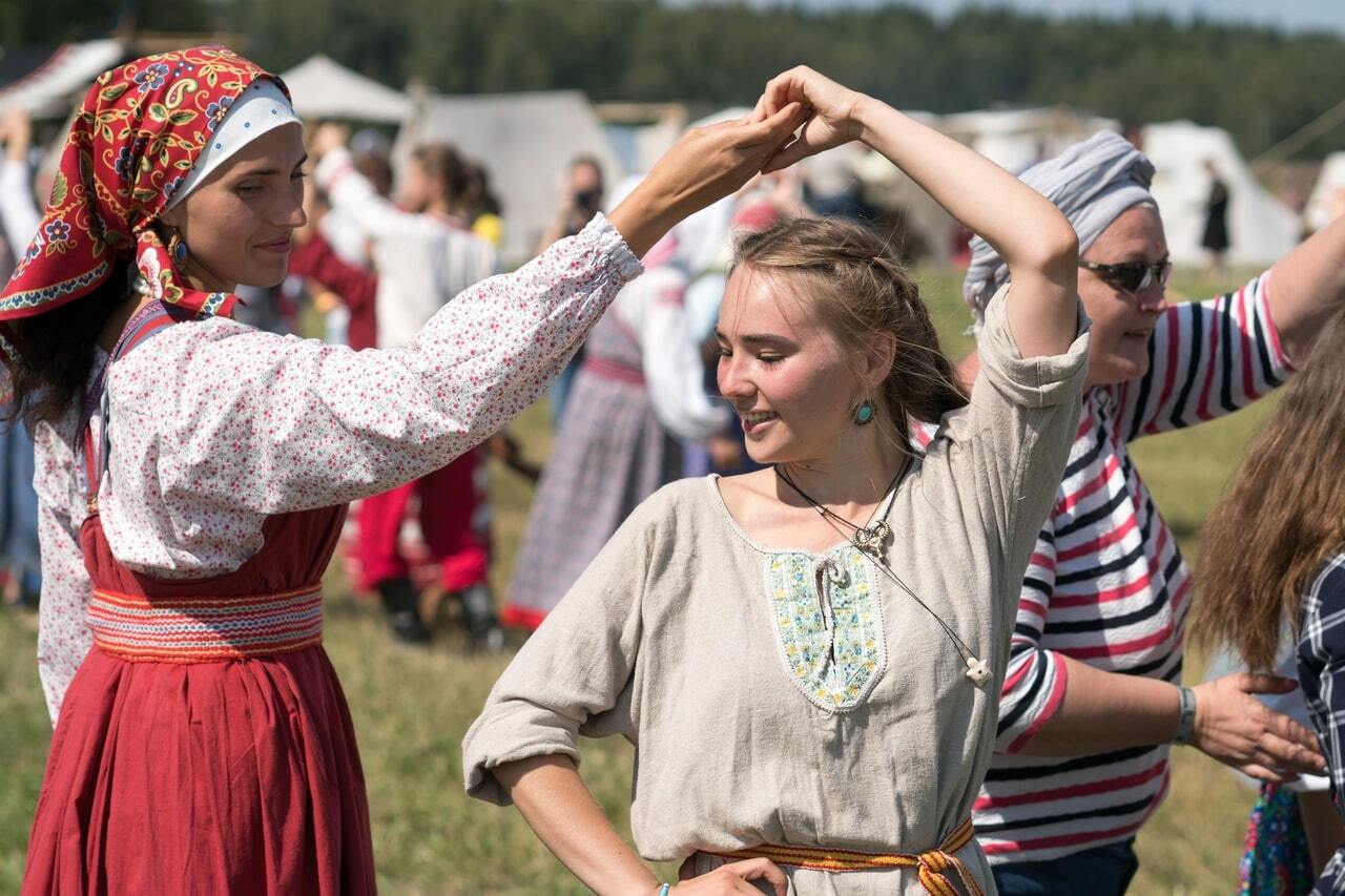 Проводится фестиваль. Воиново поле. Фольклорная площадка. Исторический парк «Ратоборское поле». Исторические фестивали девушки.