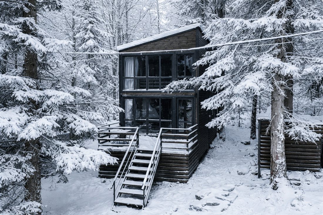 Зимний фасад домика Горный в WOOD, Архыз