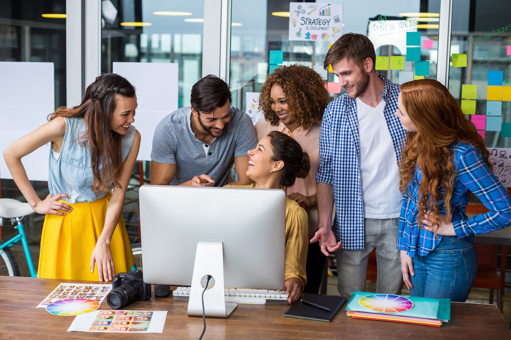Equipo implementando con éxito un programa de referidos SaaS