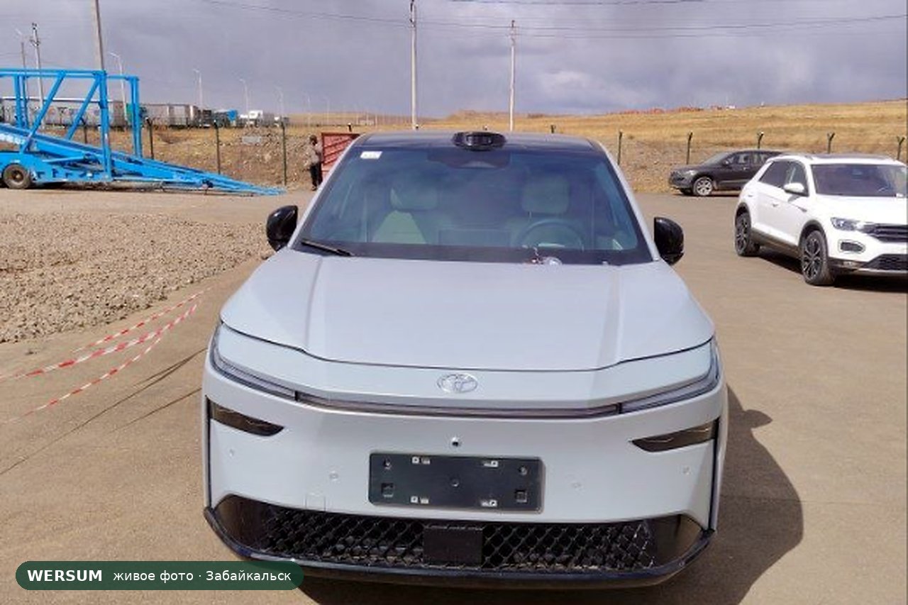 Toyota bZ3X, спереди: логотип Toyota и закрытая панель