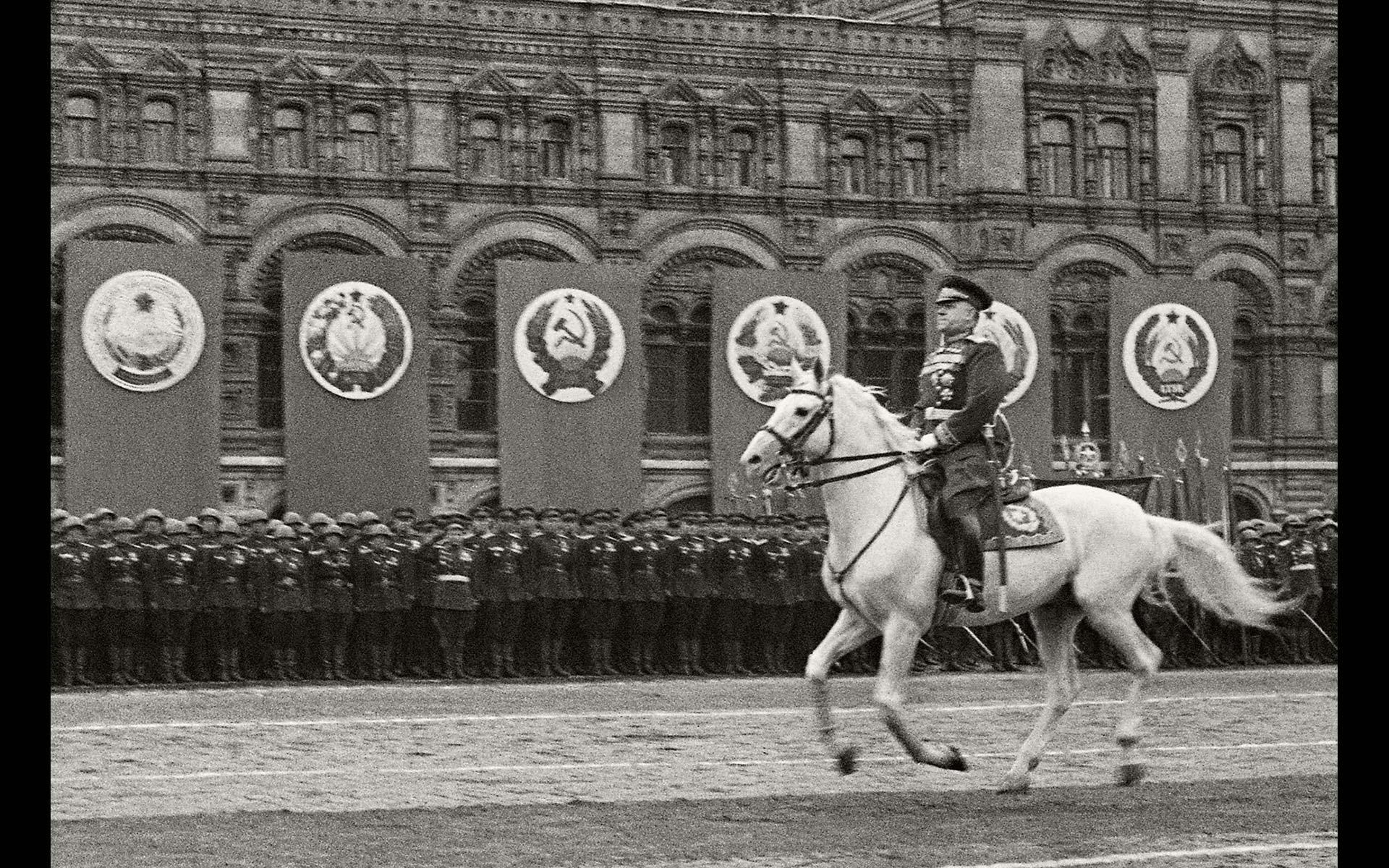 9 мая жуков. Жуков и Рокоссовский на параде Победы 1945. Маршал Жуков на параде Победы 1945.