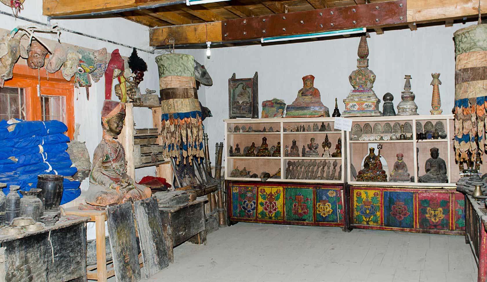 Экспозиция музея монастыря Чёде в Ло-Мантанге с ритуальными объектами и скульптурами буддийской традиции сакья