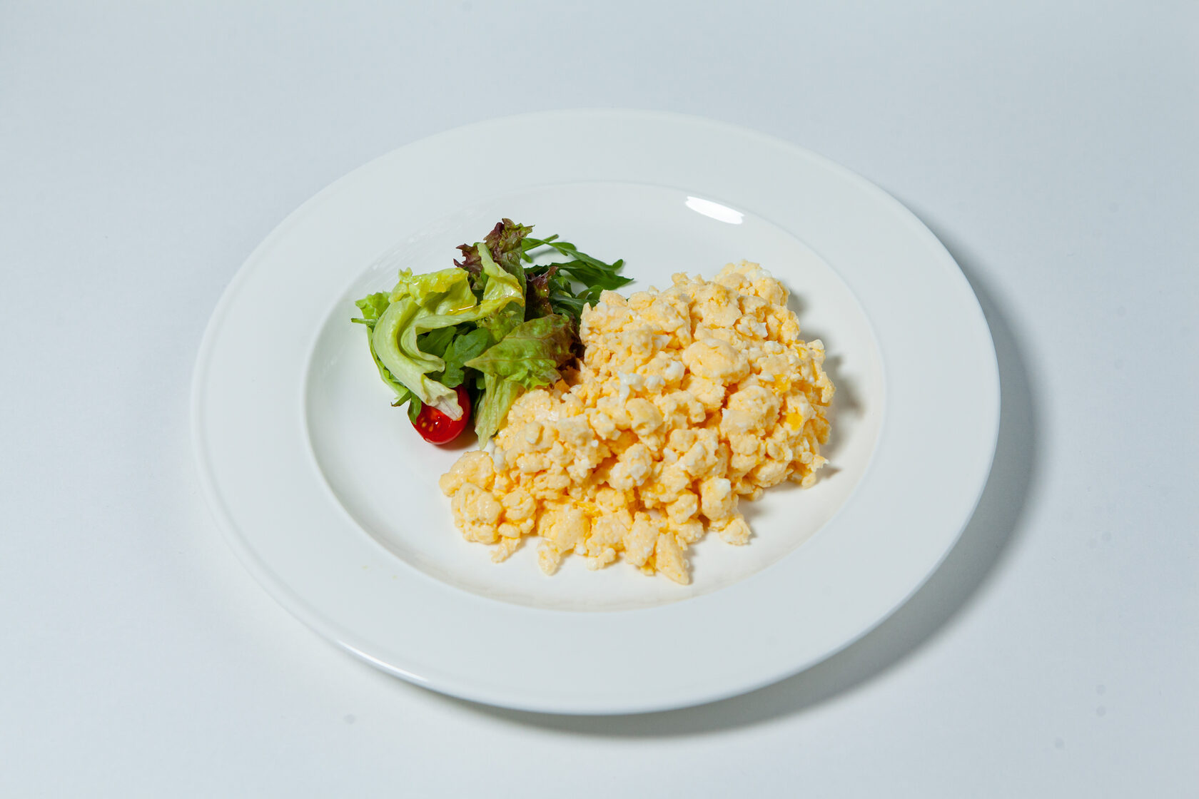 скрембл. скрэмбл с ветчиной. скрэмбл эгг. яичница скрэмбл. омлет классический.