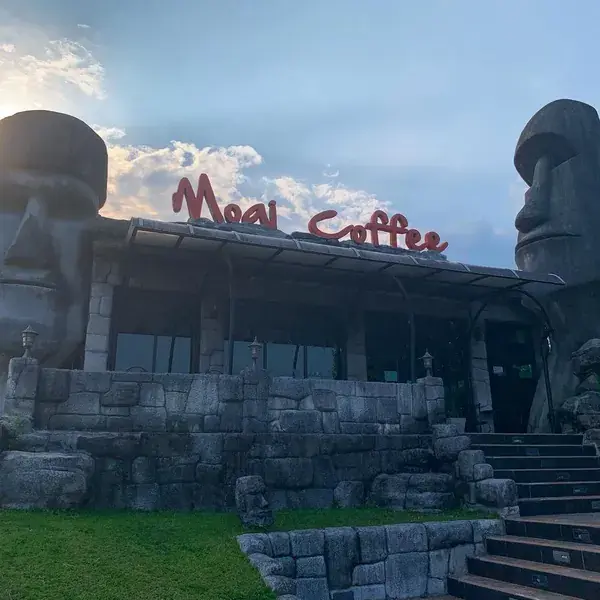 Кофейня Moai Coffee со статуями моаи