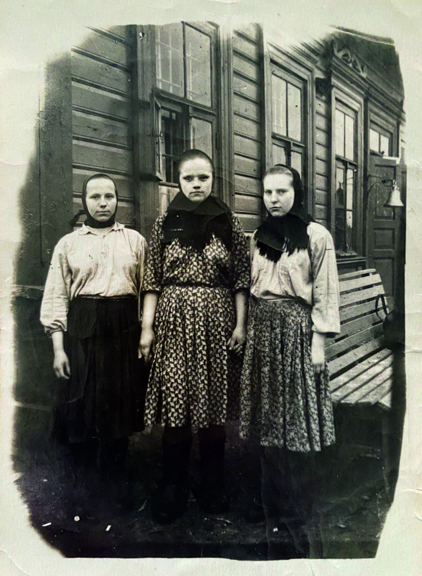 Шчотка Алена Аляксееўна (справа) з роду Якаўлевых на станцыі Люшча, пачатак 1960-ых гг.