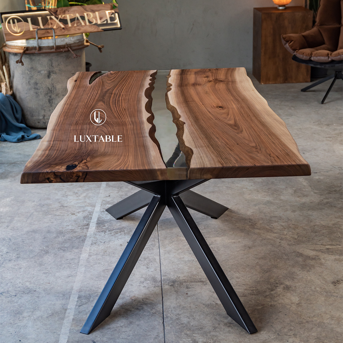 Epoxidharz Tische Alagoas aus europäischem Nussbaum und hellblauem Epoxidharz mit Metallic Effekt