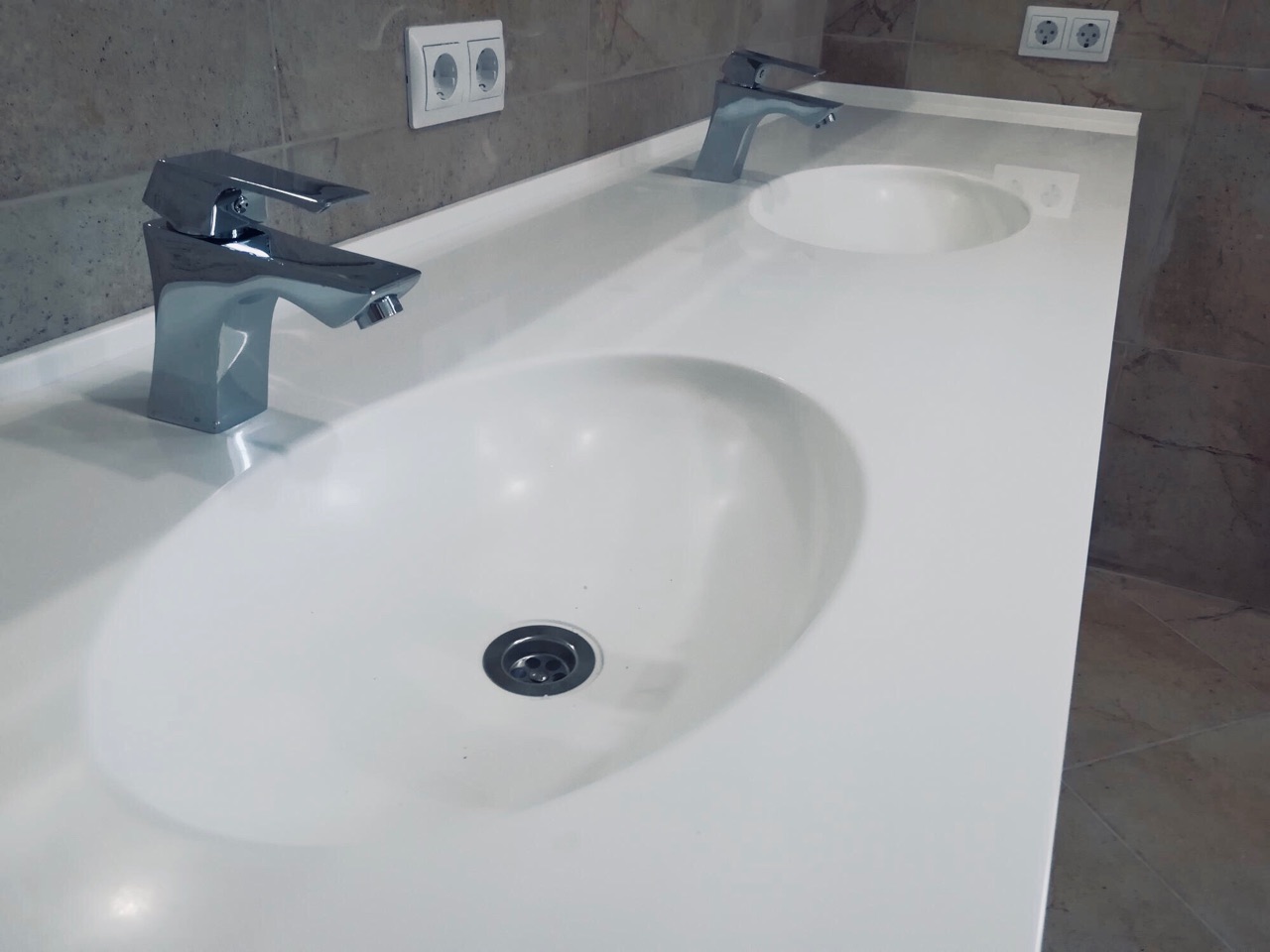 Интегрированная раковина в ванную. Умывальники из искусственного камня для ванной. Интегрированные раковины из искусственного камня для ванной комнаты. Интегрированная мойка из искусственного камня в ванную. Литая раковина со столешницей.