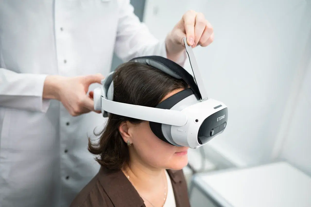 Девушка проходит нейрокогнитивную диагностику в VR-шлеме Eterno