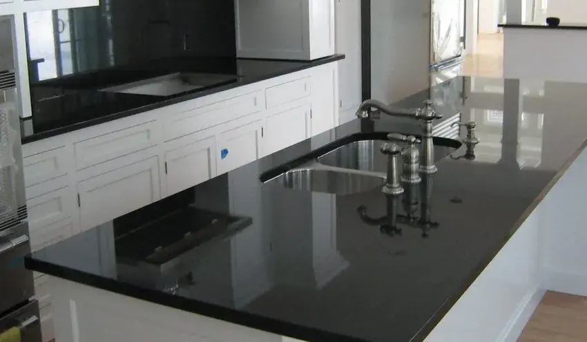 Черная гранитная столешница Black time в современной кухне