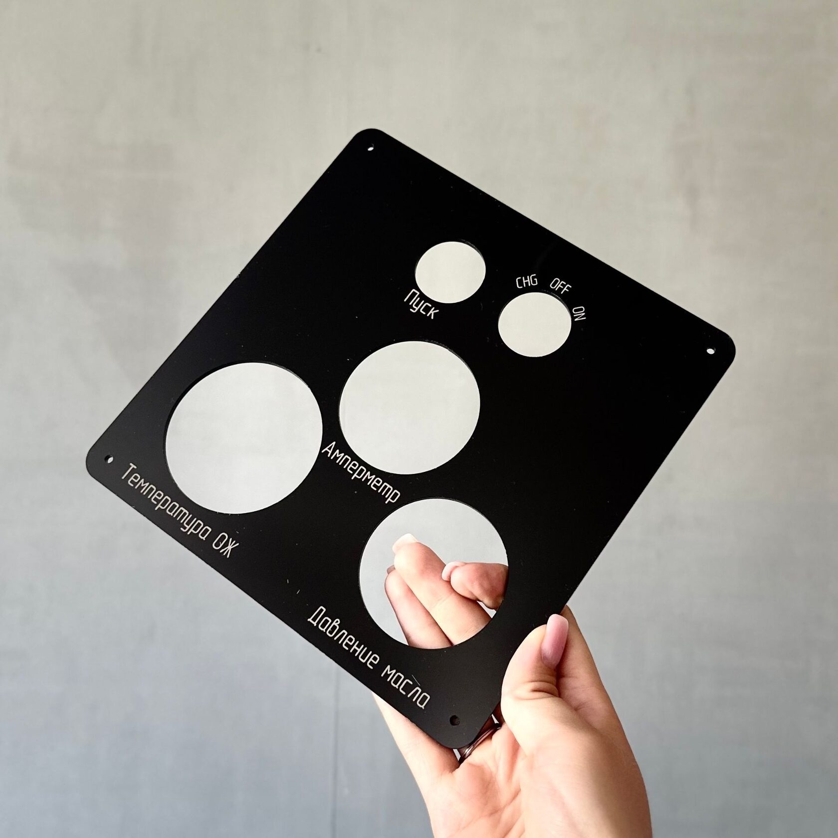 Изготовление точной гравировки на пластике в Кирове — услуги StekloWood