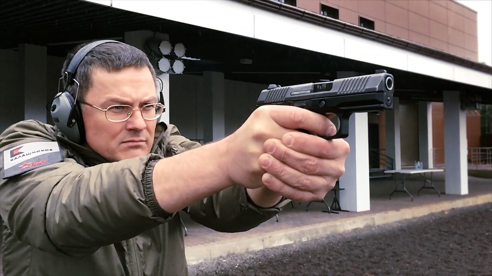 Дмитрий Лебедев с пистолетом