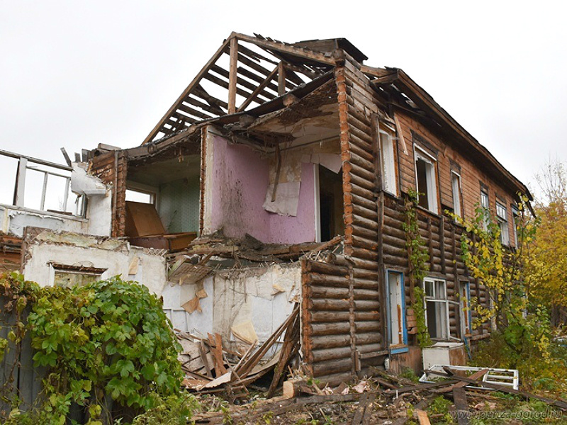 Снос домов в московской области. Демонтаж старых домов. Ветхое здание. Дом деревянный на слом. Разбор старых домов.